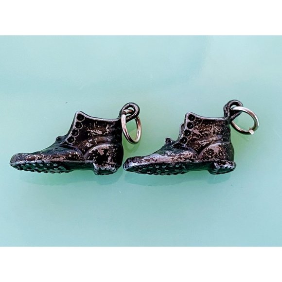 Antique Cast metal boys boots Charms Cast metal Cold Painted Shabby - Picture 1 of 8